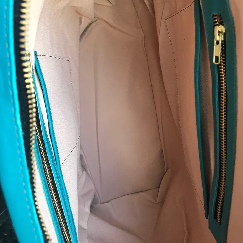 BNWT Tooled Leather Weekender & Clutch Set - Picture 6 of 6